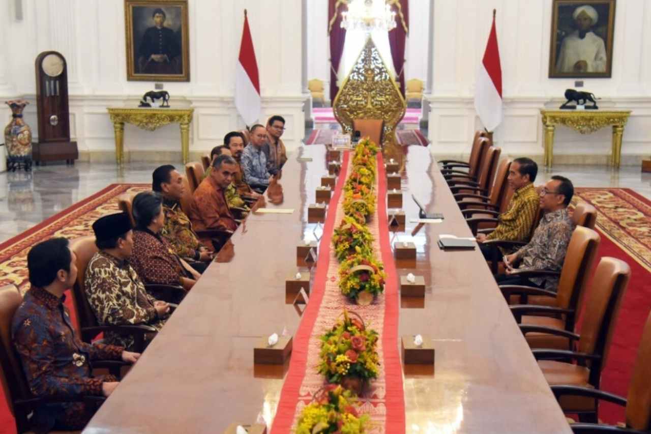 Teks foto: Presiden Joko Widodo menggelar silaturahmi dengan Pimpinan MPR RI masa bakti 2024-2029 di Istana Merdeka Jakarta, Senin (14/11/2024). (Humas Setkab/Rahmat)