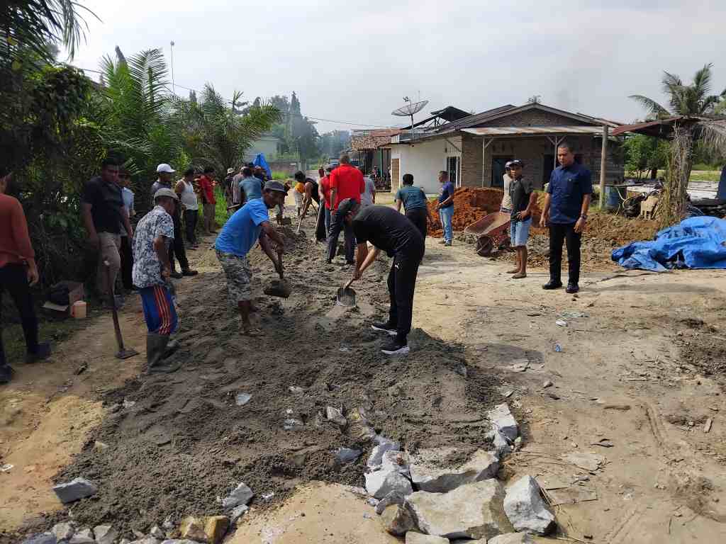 Ket foto: Cawagubsu Hasan Basri Sagala ikut gotong royong di kelurahan Bunut Barat Kecamatan Kota Kisaran Barat, Minggu (27/10).